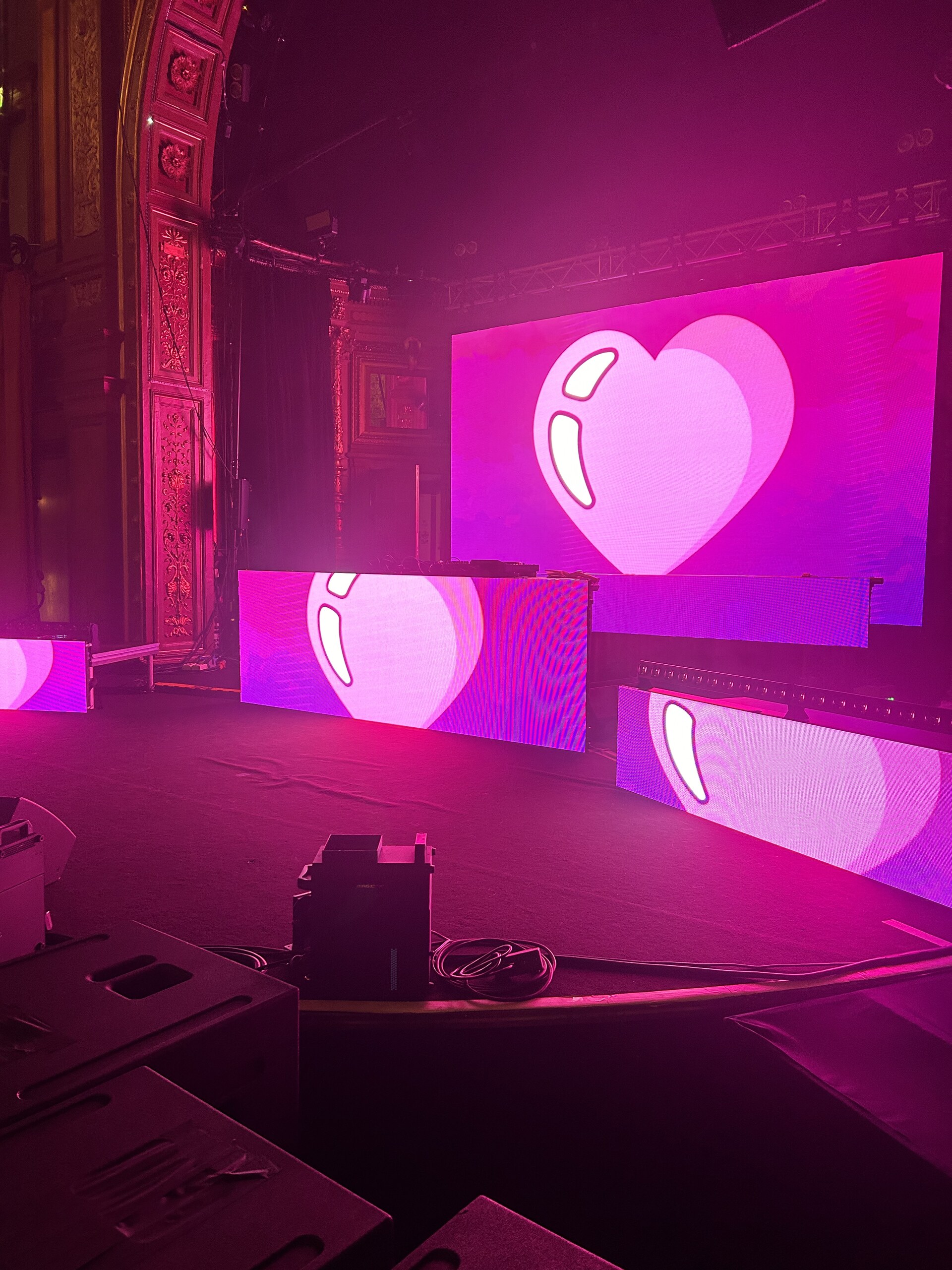 LED-element med rosa grafik på scenen på Berns