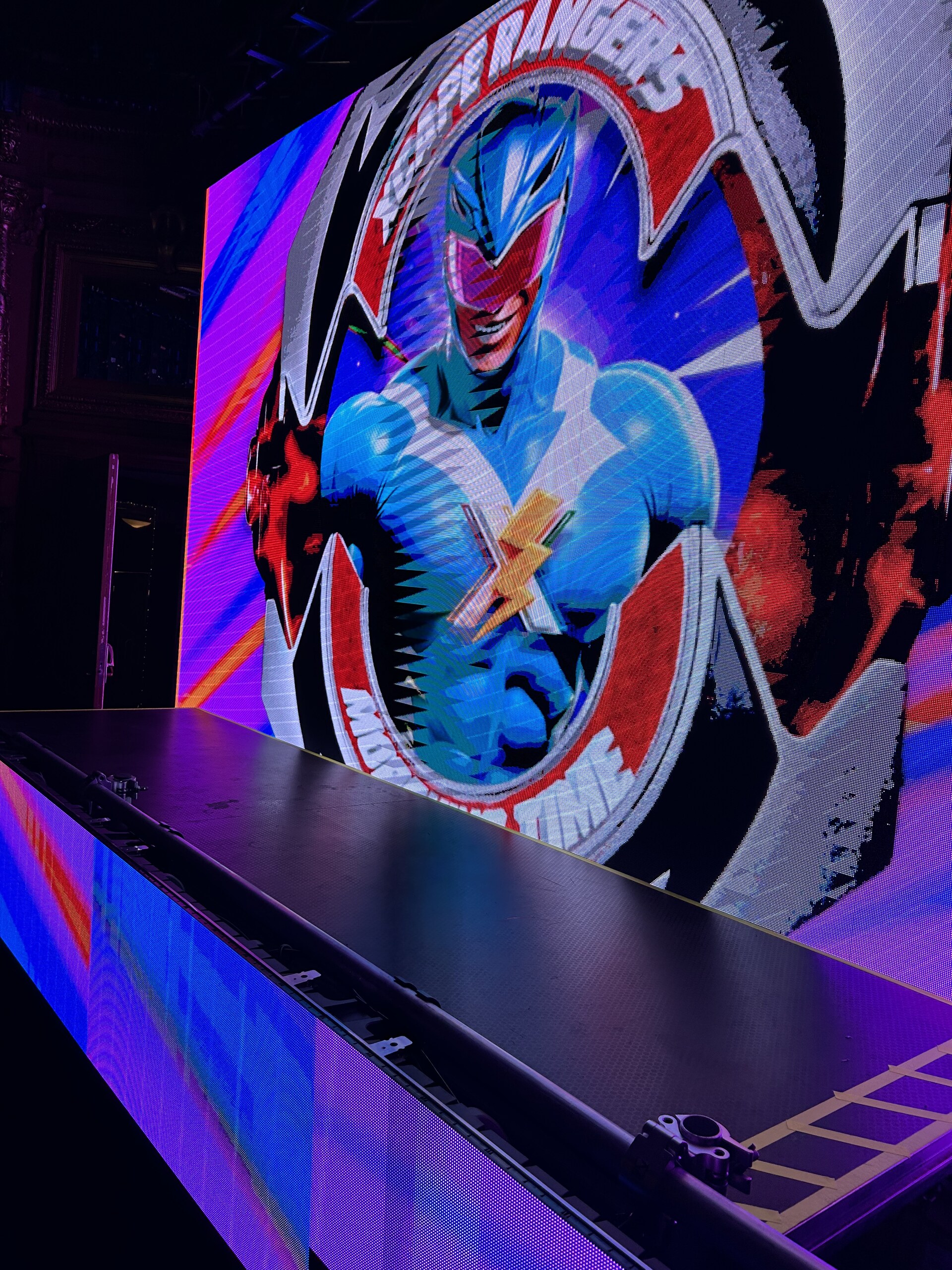 Stor LED-skärm med grafik på scenen på Berns