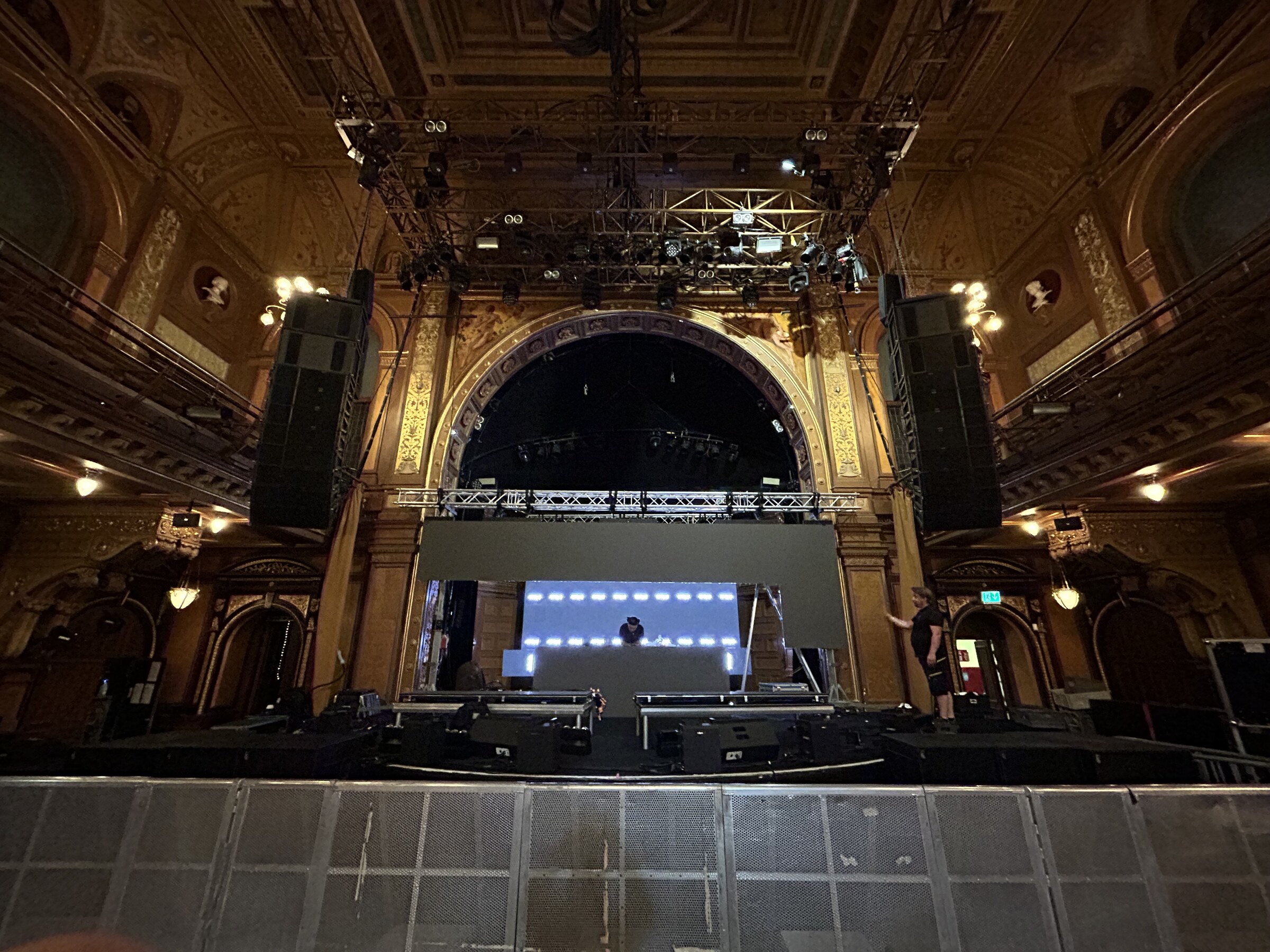 Uppbyggnad av LED-vägg och scenrigg på Berns