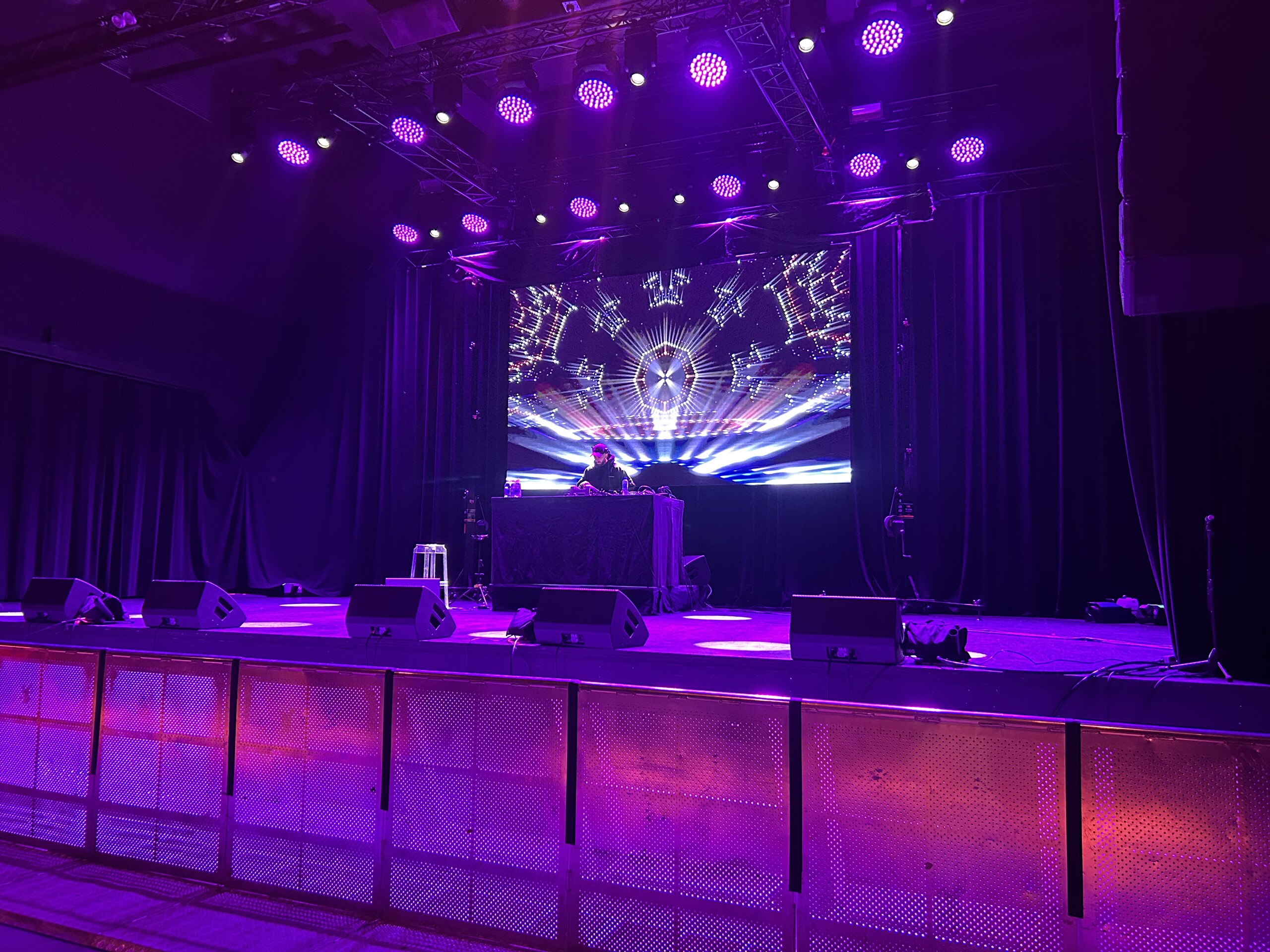 LED-skärm bakom scenen på Fållan inför GIMS konsert