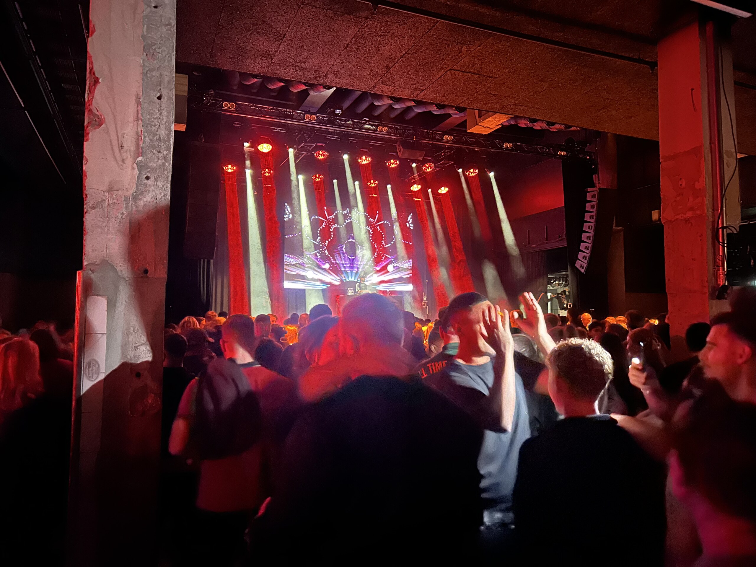 Publik framför scen och LED-skärm på Fållan i Stockholm