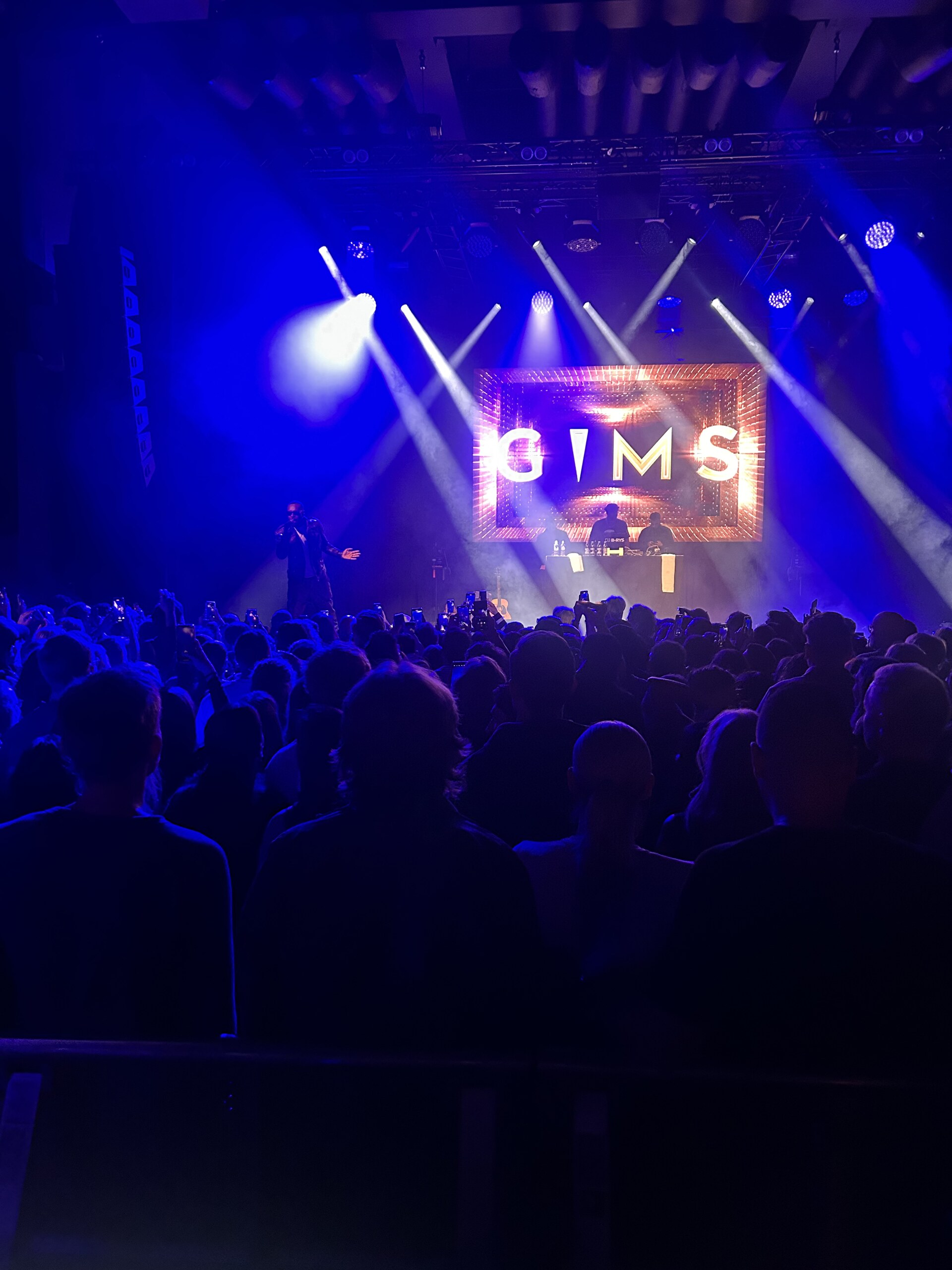GIMS på scen framför LED-skärm på Fållan i Stockholm