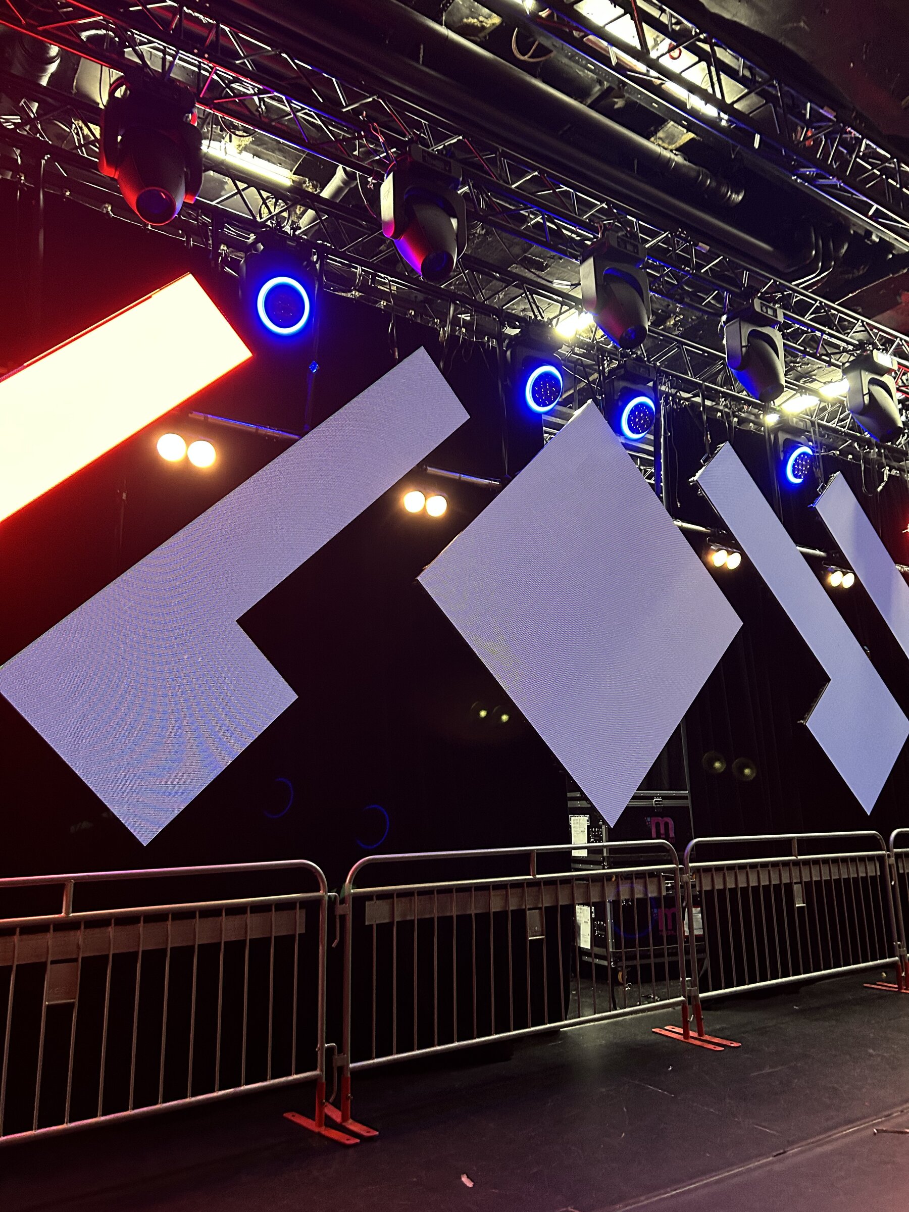 Vinklade LED-ytor i scenproduktionen på Hamburger Börs