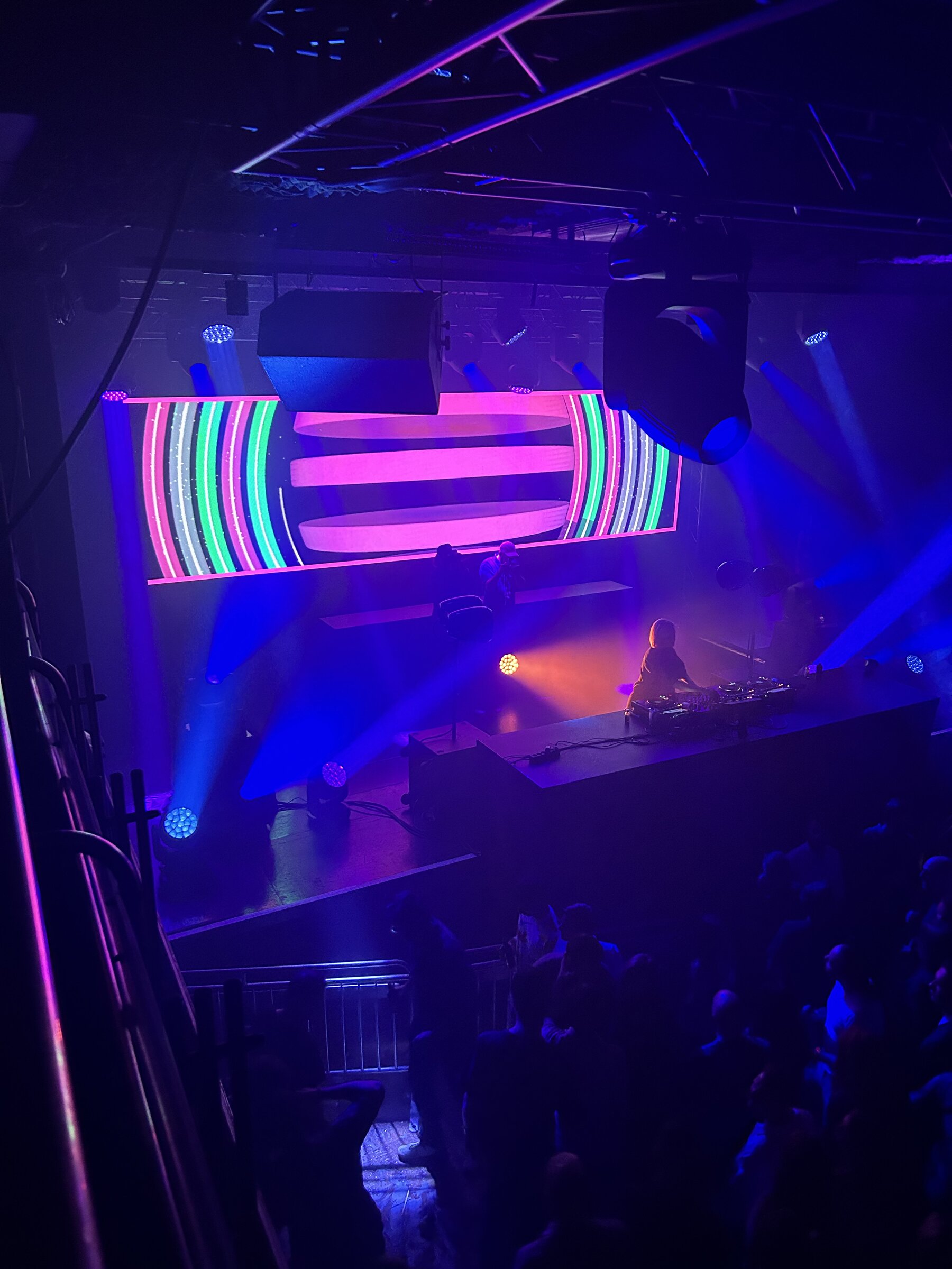 Bred LED-yta ovanför scenen med publik på Hamburger Börs