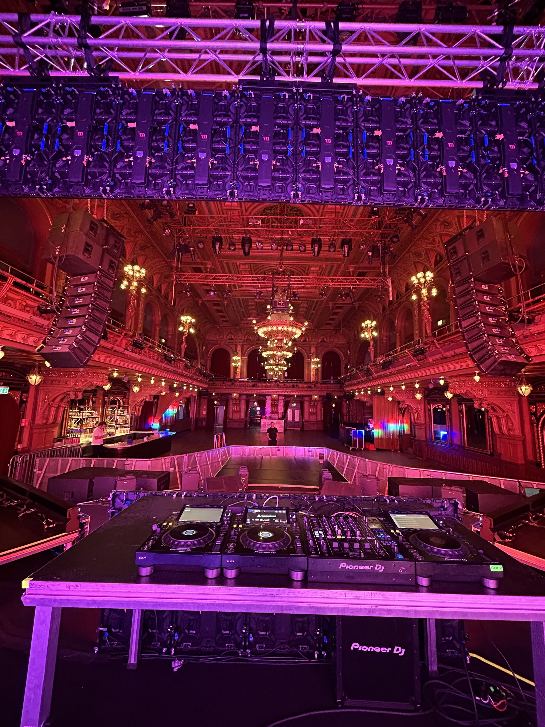 DJ-bord framför LED-scenen och salongen på Berns