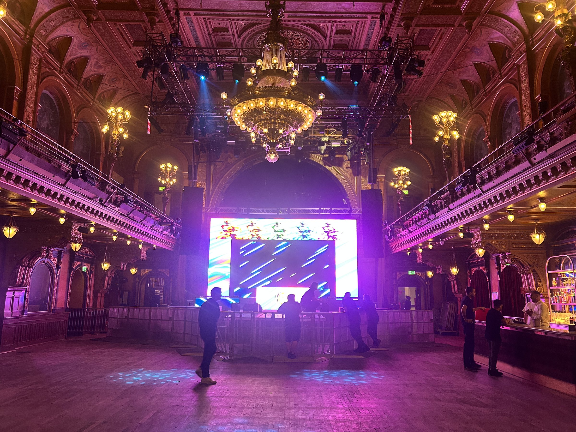 LED-installation i Berns salong med gäster
